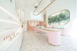 핑크와 골드가 어우러진 프리미엄 뷰티 매장